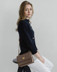 URSY | Umhängetasche taupe grau/gold - close up 