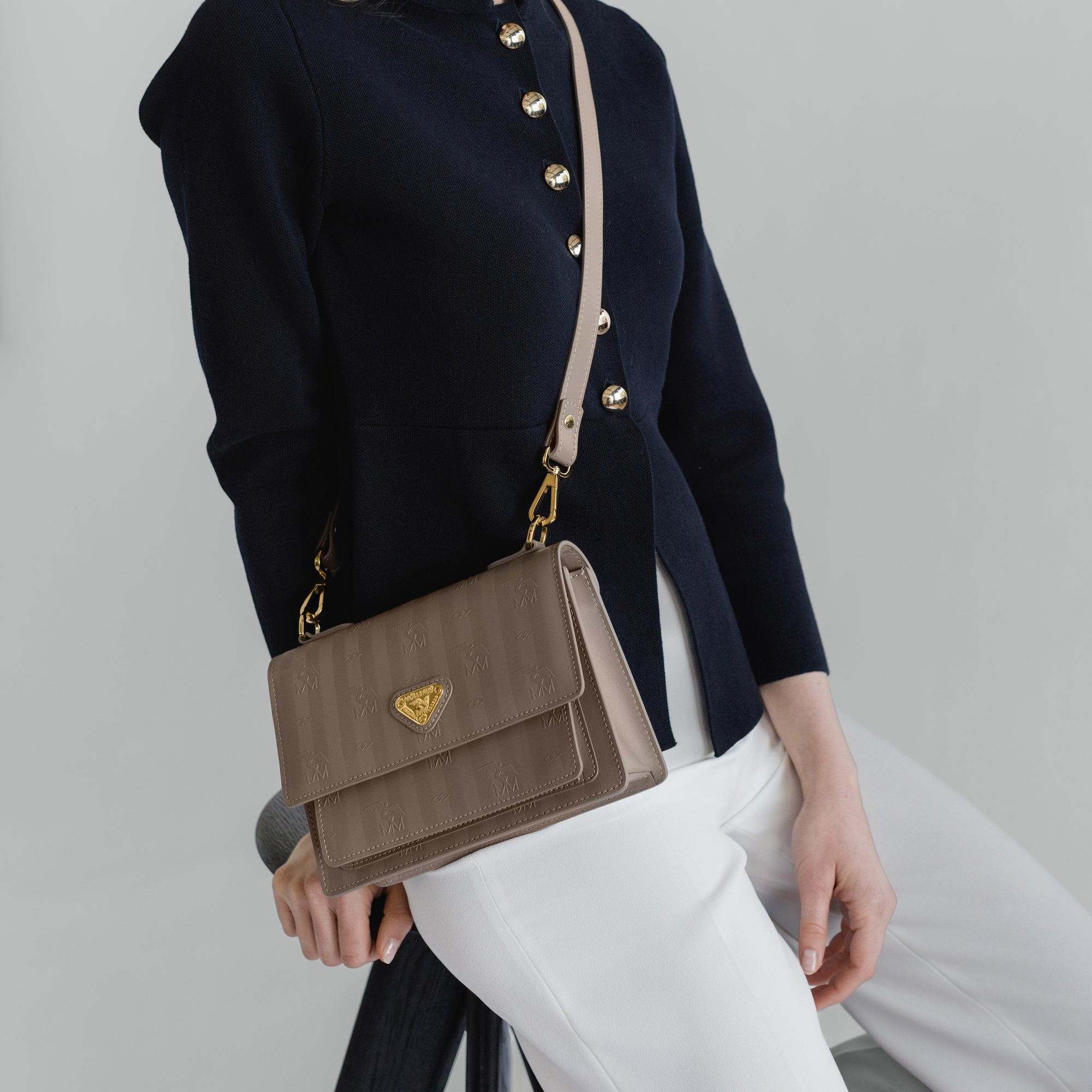 URSY | Umhängetasche taupe grau/gold - detail 