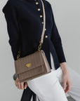 URSY | Umhängetasche taupe grau/gold - detail 
