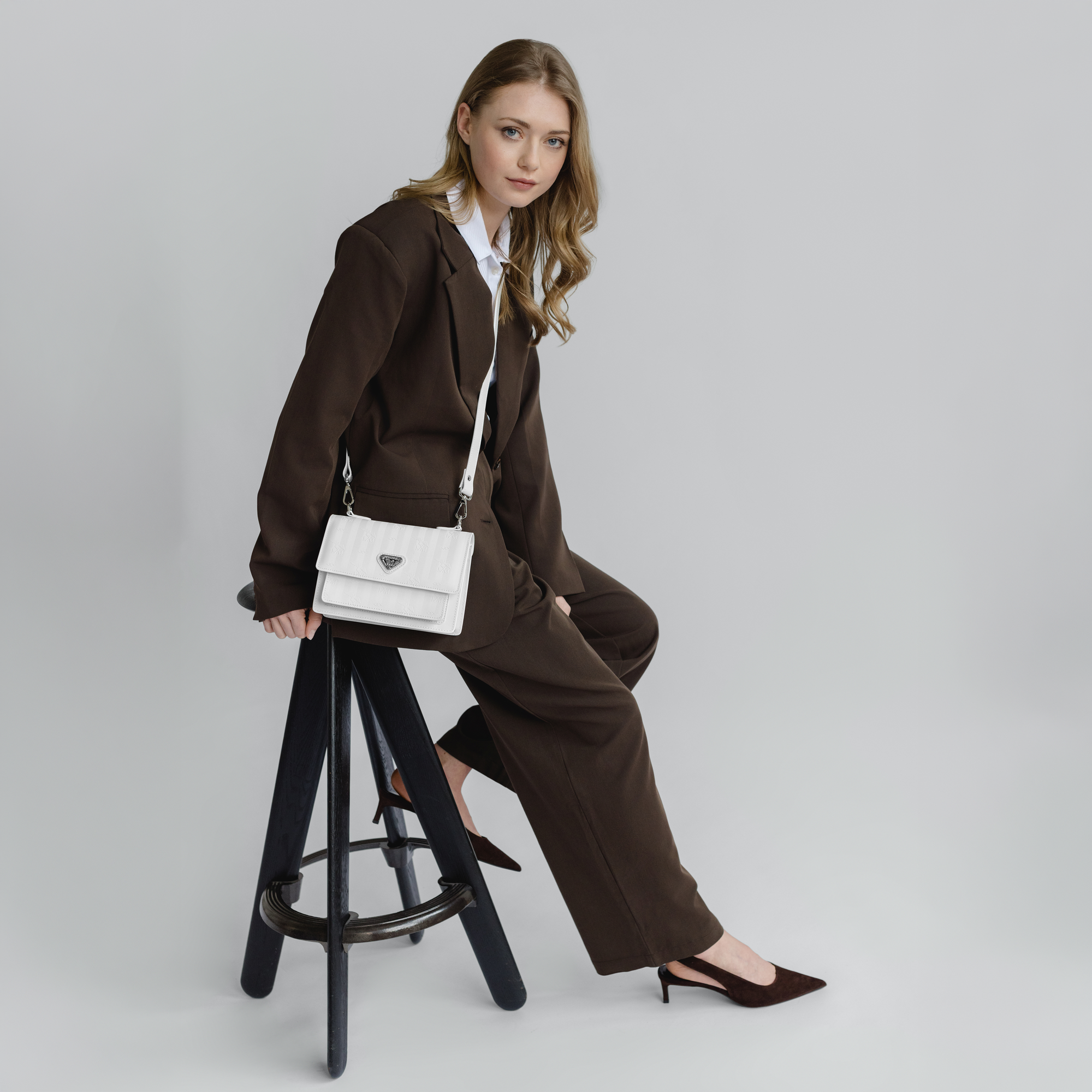 URSY | Umhängetasche snow weiss/silber - full body