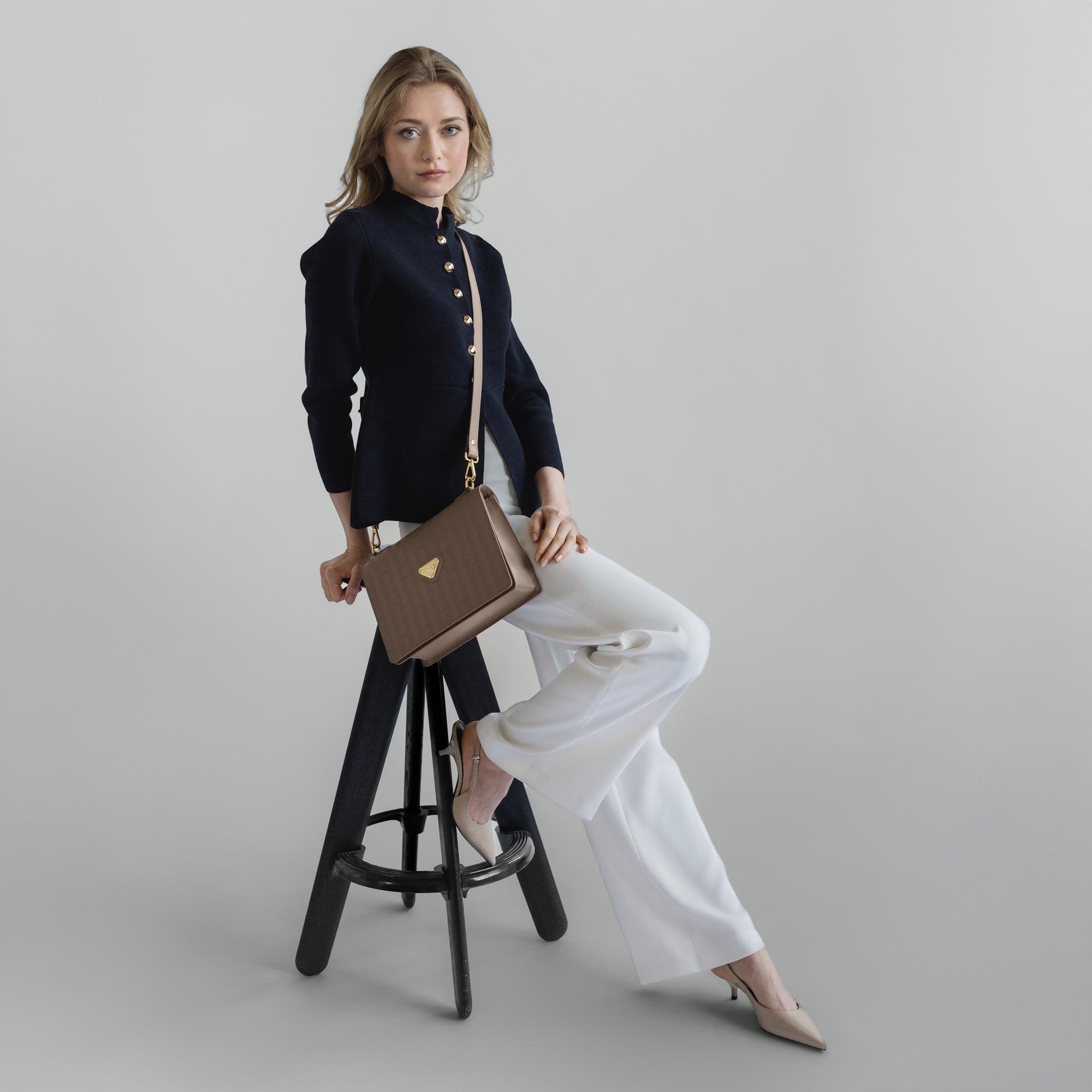 WIL | Umhängetasche taupe grau/gold - full body 