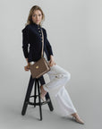 WIL | Umhängetasche taupe grau/gold - full body 