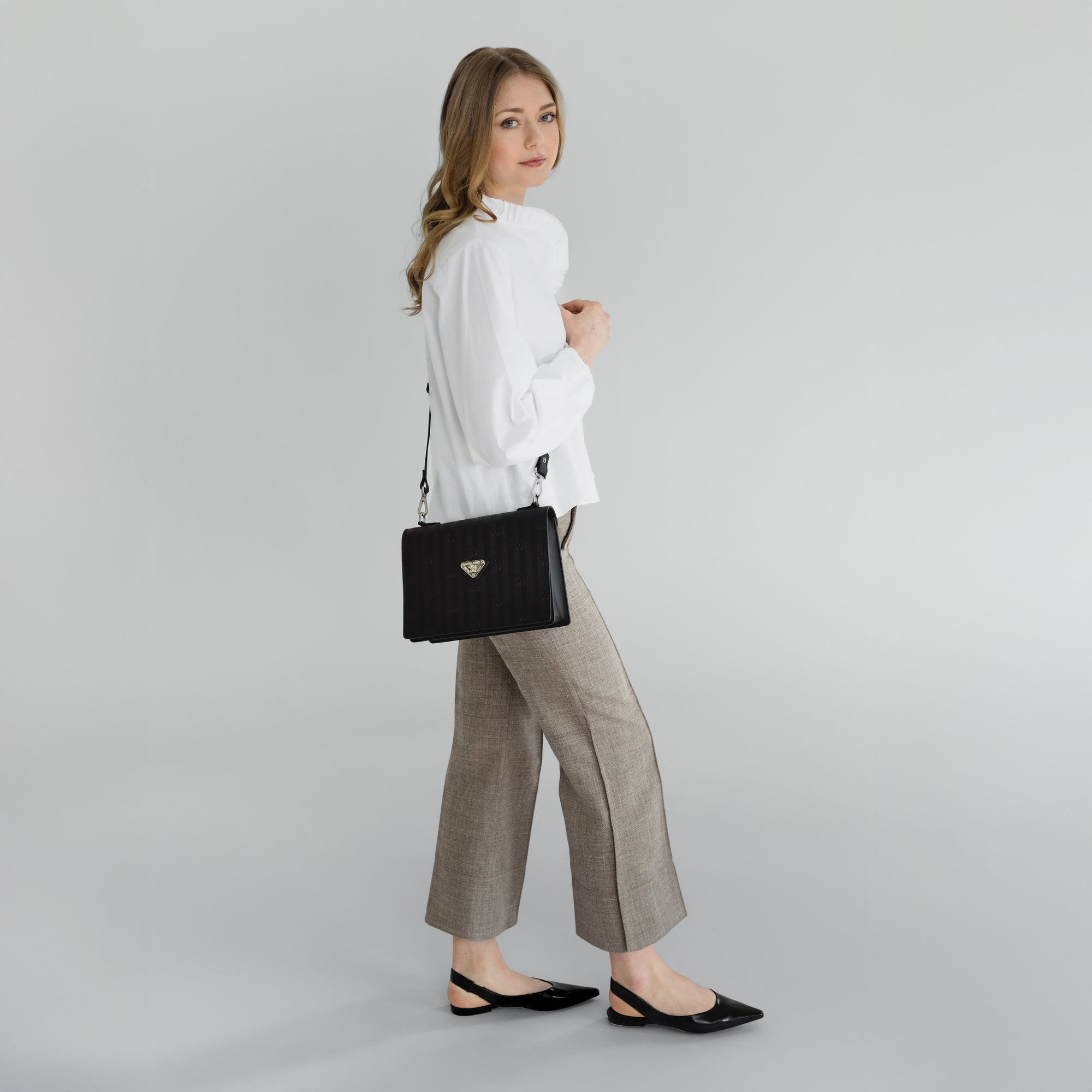WIL | Umhängetasche classic schwarz/silber - full body 