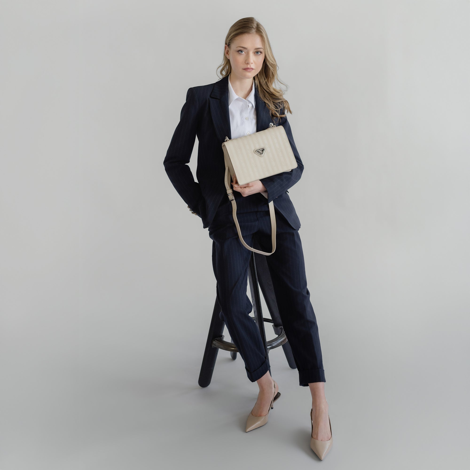 WIL | Umhängetasche pearl/silber - full body 