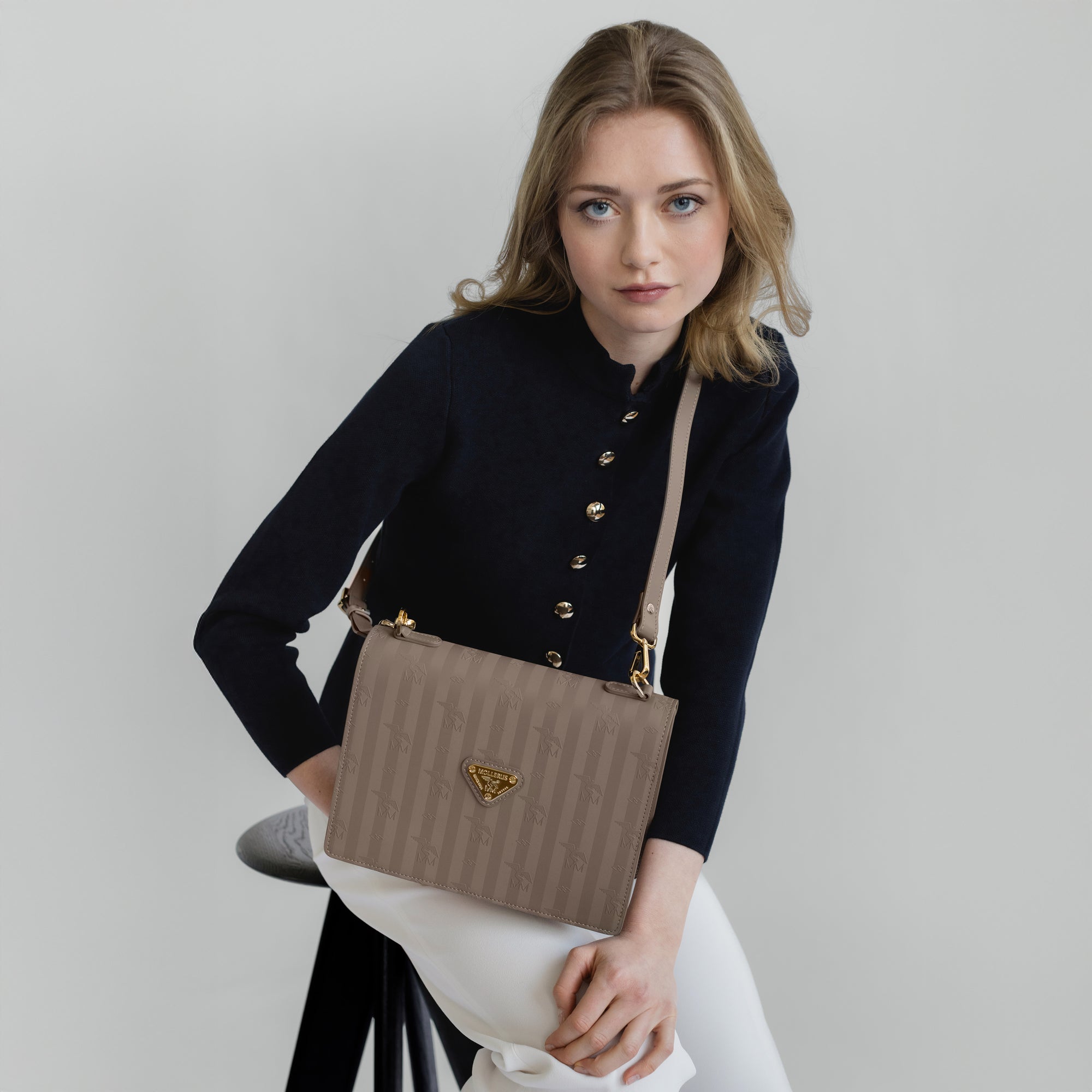 WIL | Umhängetasche taupe grau/gold - close up 