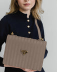 WIL | Umhängetasche taupe grau/gold - detail 