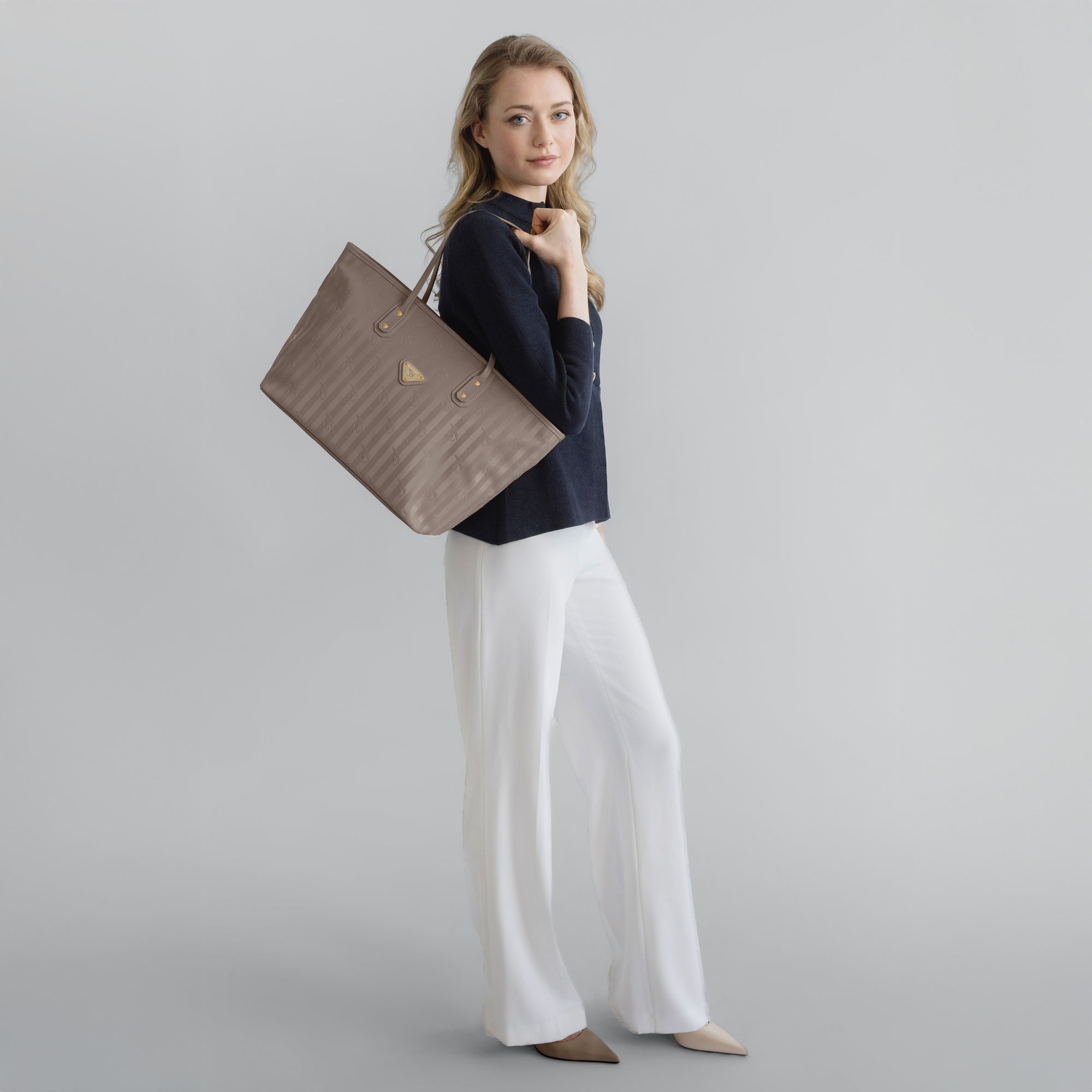 WINTERTHUR | Shopper mit Reissverschluss taupe grau/gold - full body 