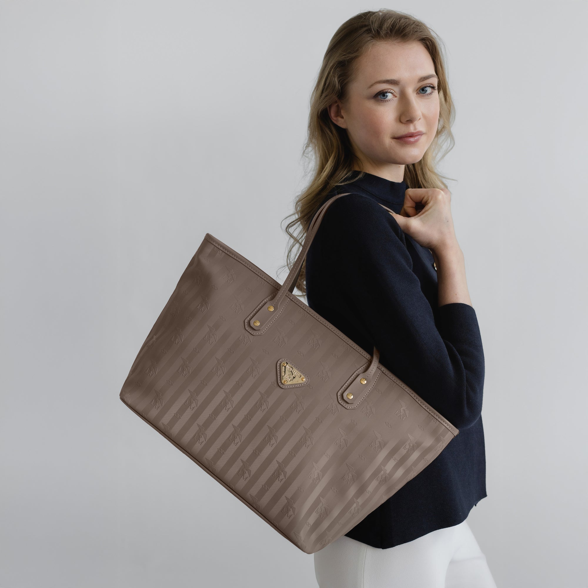 WINTERTHUR | Shopper mit Reissverschluss taupe grau/gold - close up 