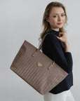 WINTERTHUR | Shopper mit Reissverschluss taupe grau/gold - close up 