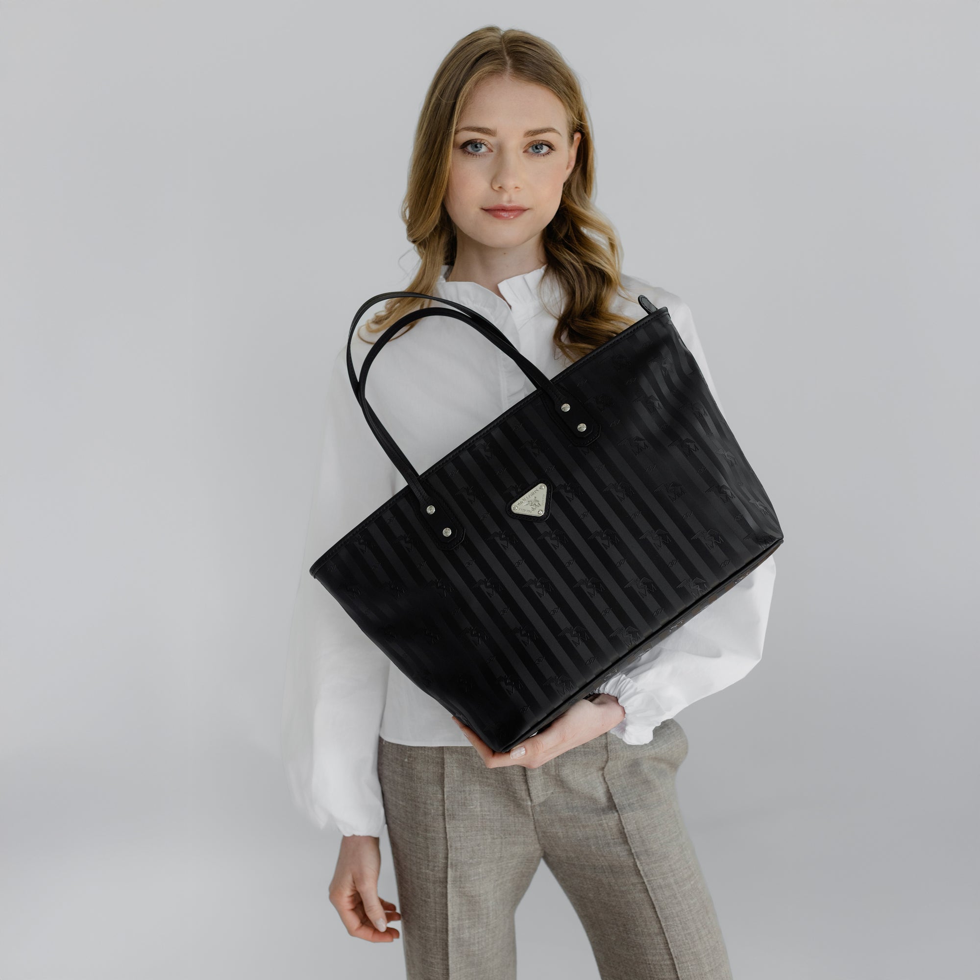WINTERTHUR | Shopper mit Reissverschluss classic schwarz/silber - close up 