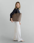ZUERICH | Shopper taupe grau/gold - full body