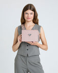 MELIDE | Umhängetasche soft rosé/silber - on body
