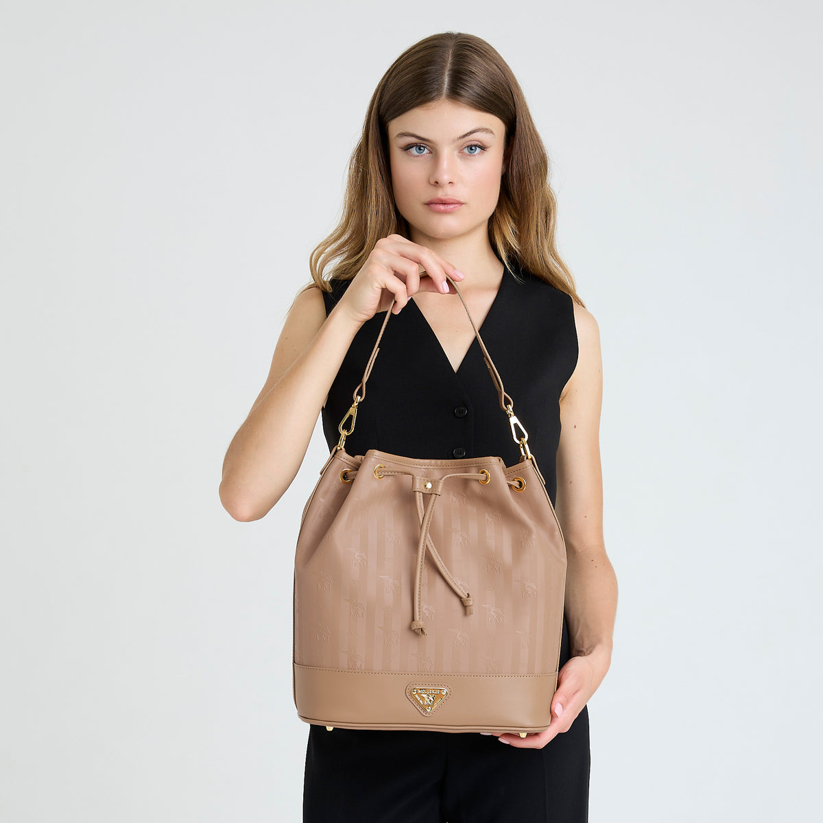 NIESEN | Beuteltasche cappuccino beige/gold - on body