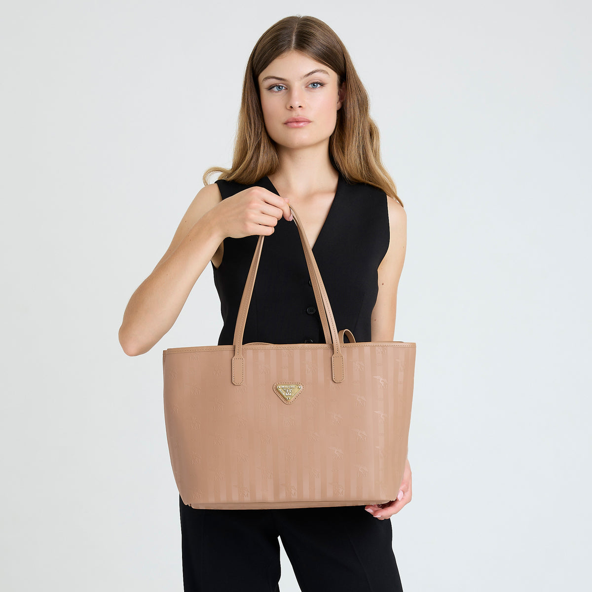 BERN | Shopper cappuccino beige/gold - on body