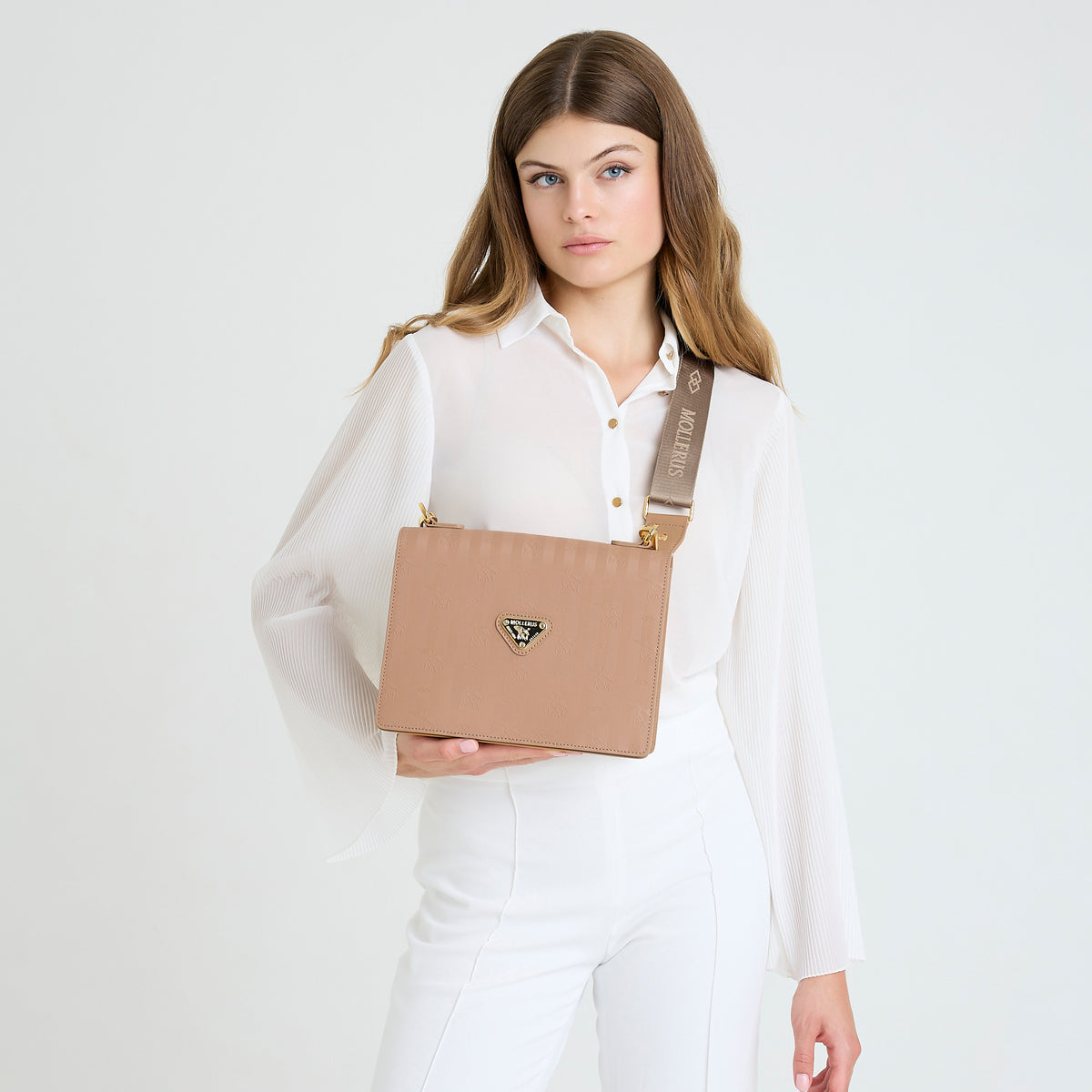 WIL | Umhängetasche cappuccino beige/gold - on body
