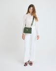 MELIDE | Umhängetasche olive grün/nastro/gold - FULL BODY