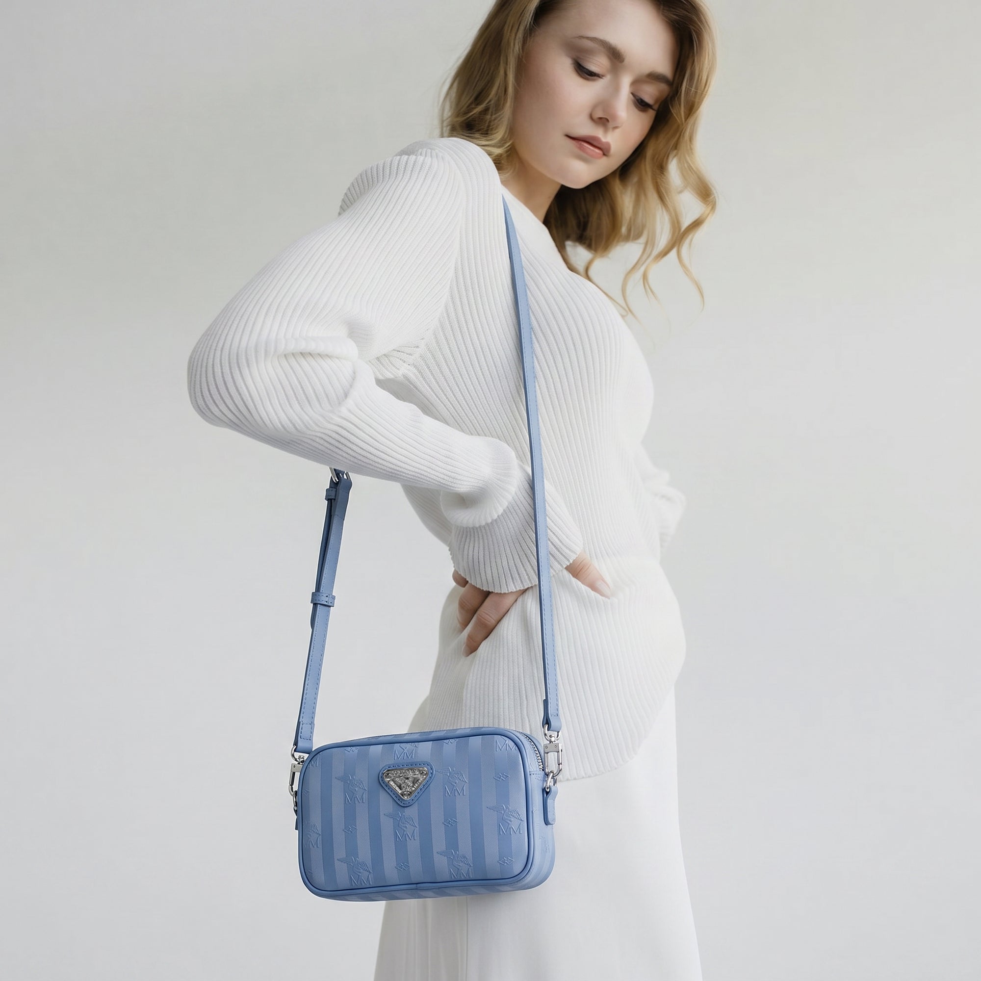 RIVAZ | Umhängetasche metallic silber/sky - full body
