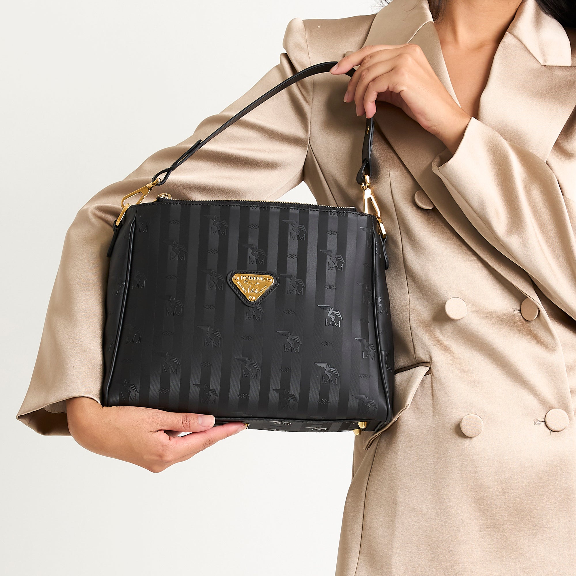 NODS | Schultertasche classic schwarz/gold - on body