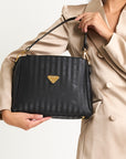 NODS | Schultertasche classic schwarz/gold - on body