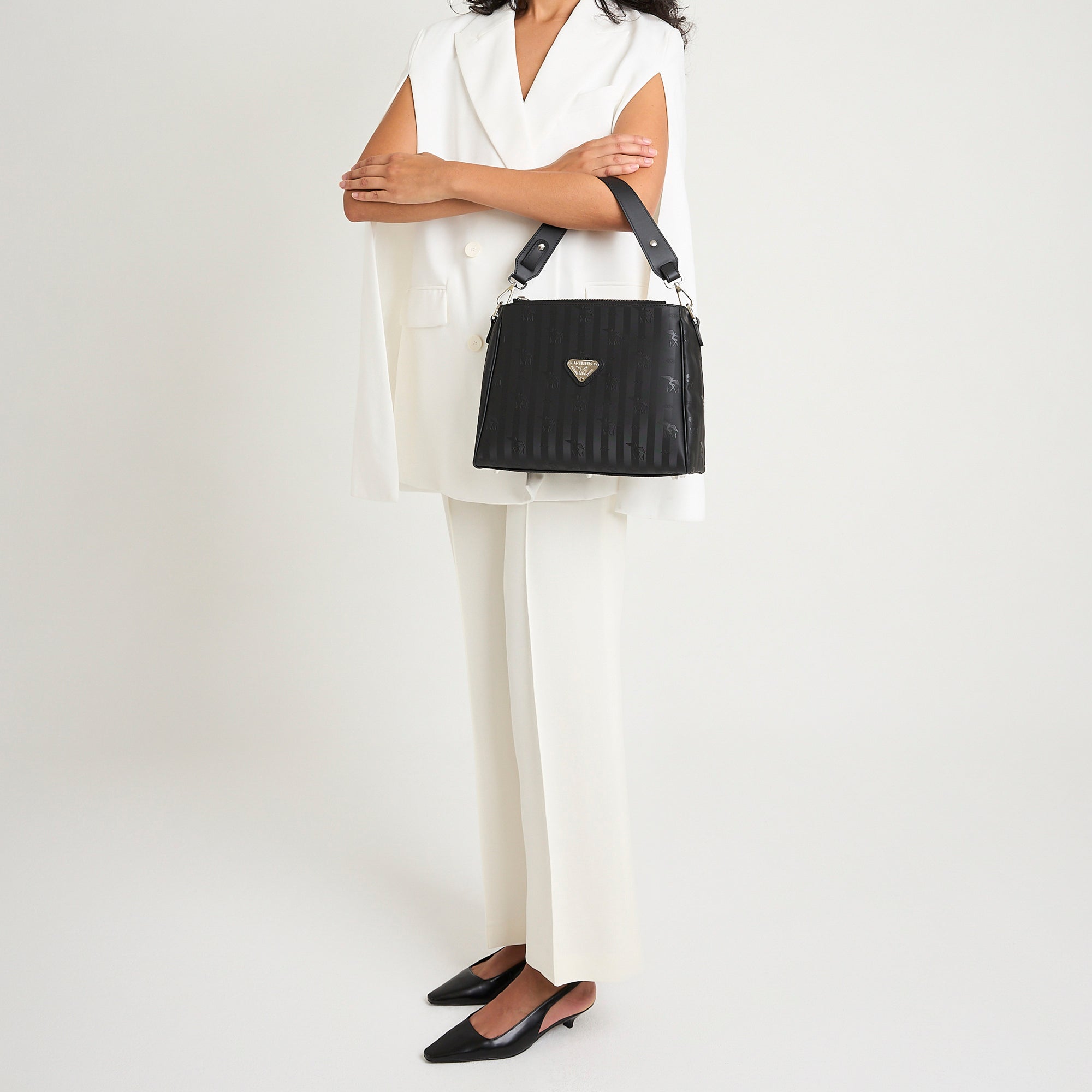 NODS | Schultertasche classic schwarz/silber - ON BODY