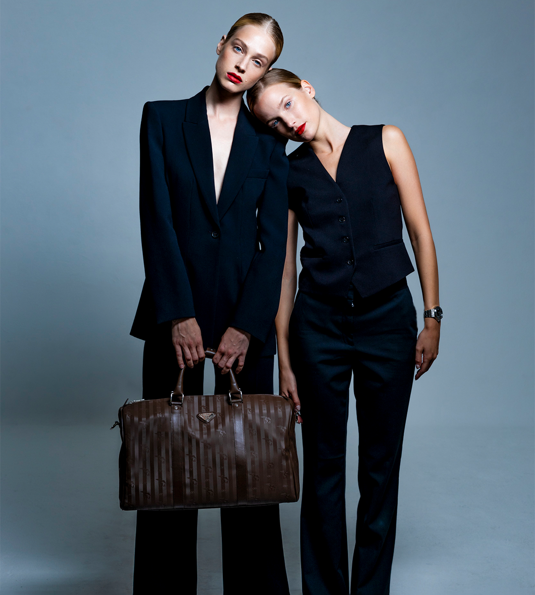 Models mit Reisetasche in Terra Braun von Maison Mollerus