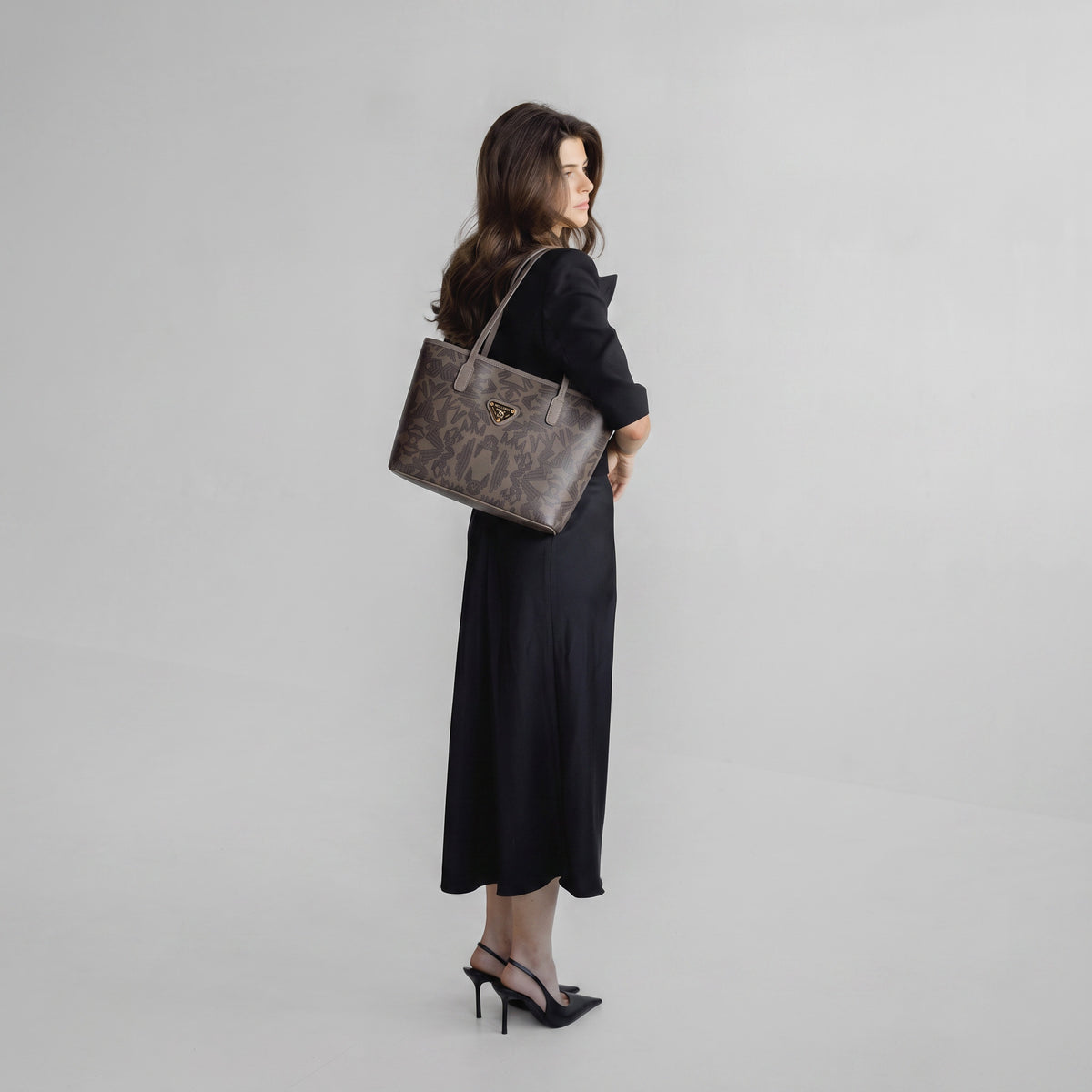 GENF | Shopper Maze schwarz fango/gold - getragen