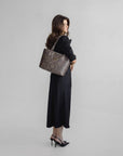 GENF | Shopper Maze schwarz fango/gold - getragen