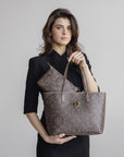 GENF | Shopper Maze schwarz fango/gold - getragen