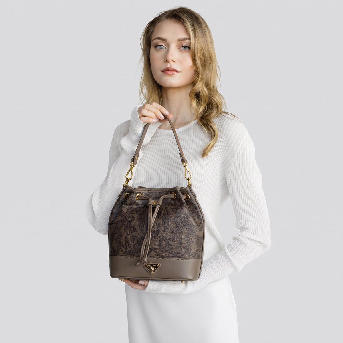 SION | Beuteltasche Maze schwarz fango/gold - getragen
