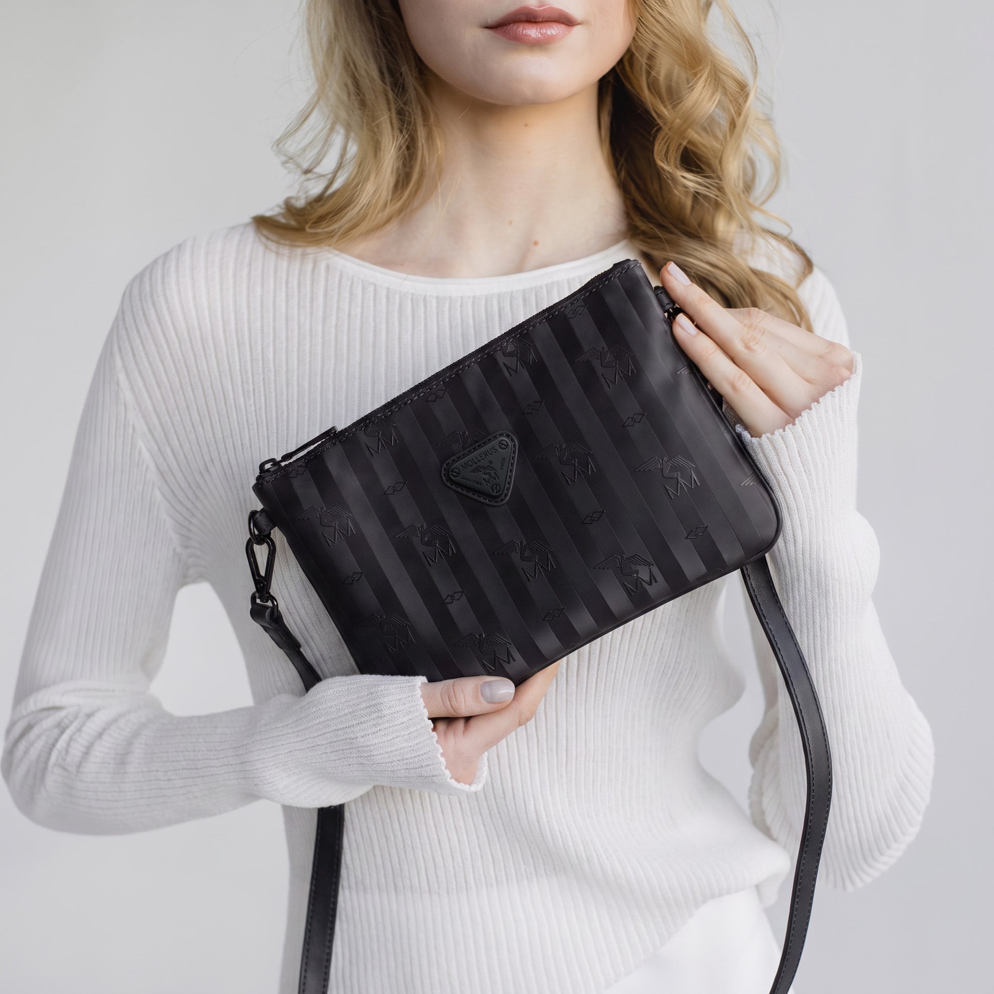 TAMINS | Umhängetasche classic schwarz/schwarz – Detail