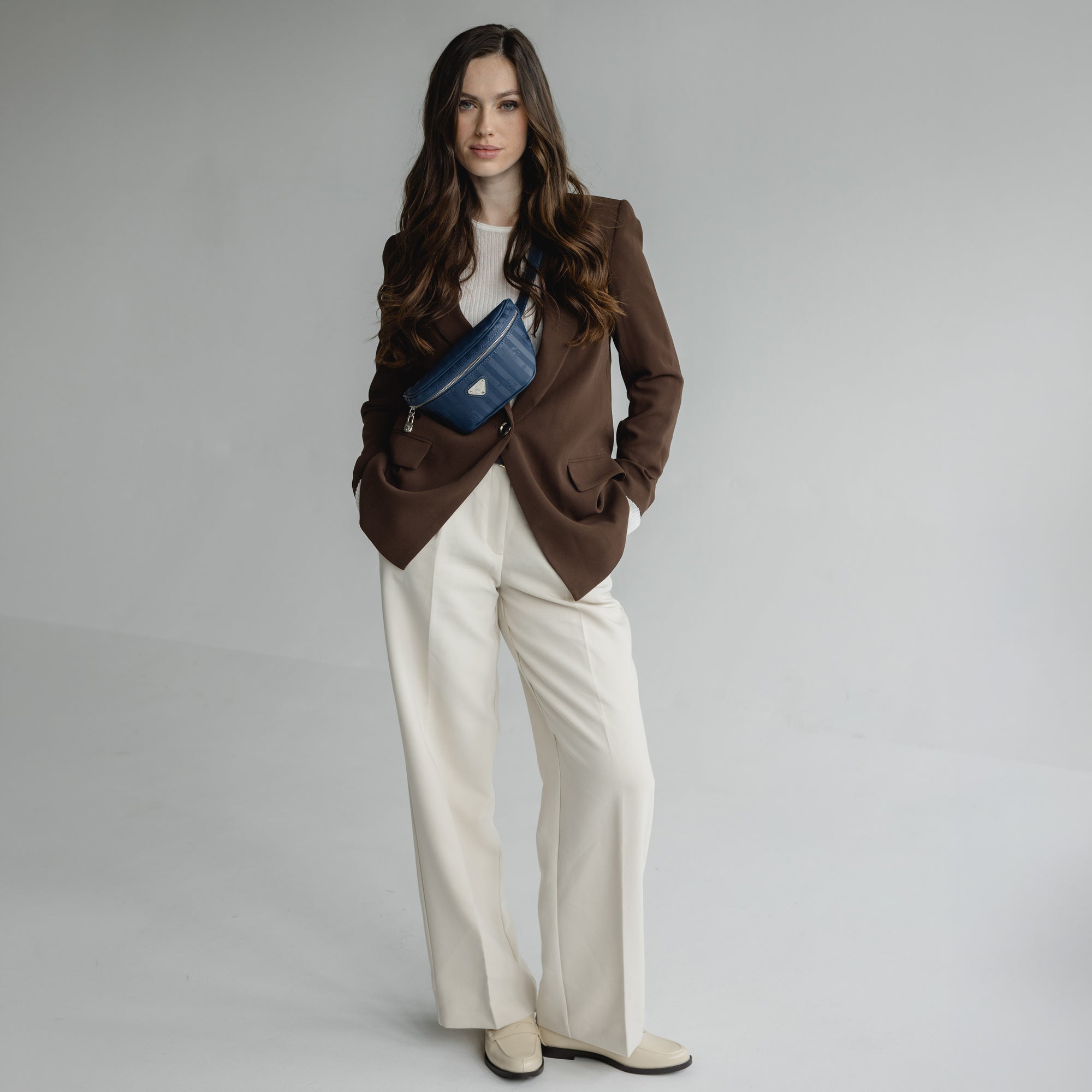 BRIENZ | Gürteltasche deep blau/silber - on body