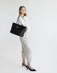 BERN | Shopper classic schwarz/gold – getragen