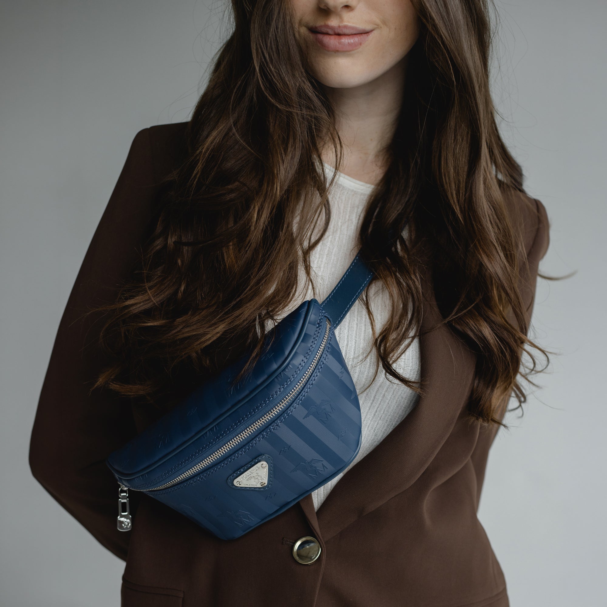 BRIENZ | Gürteltasche deep blau/silber - close up 