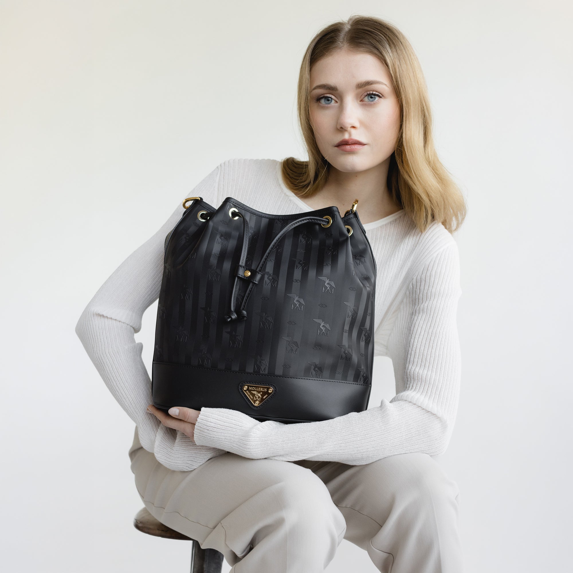 NIESEN | Beuteltasche classic schwarz/gold - close up 