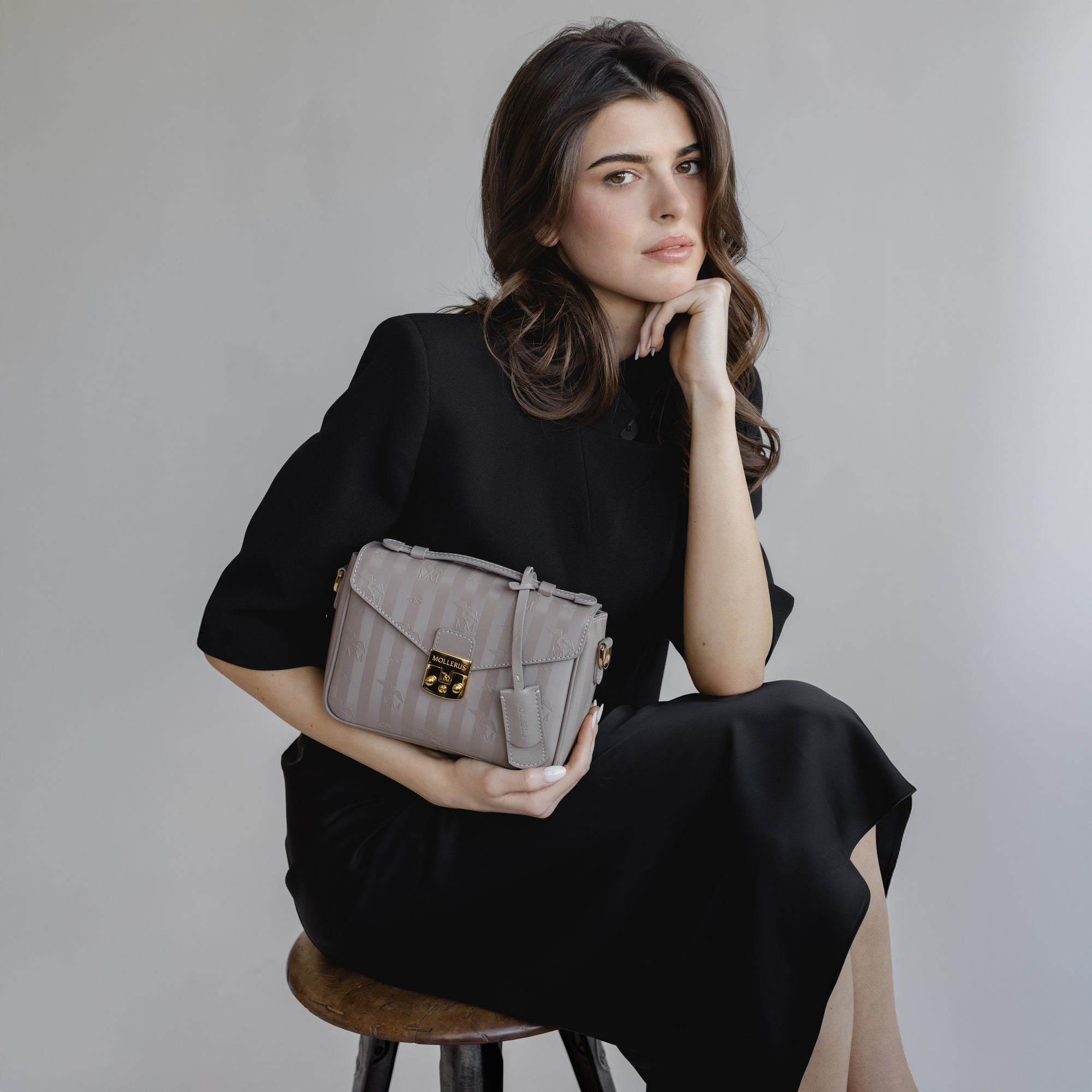 MEYRIN | Umhängetasche taupe grau/gold - on body