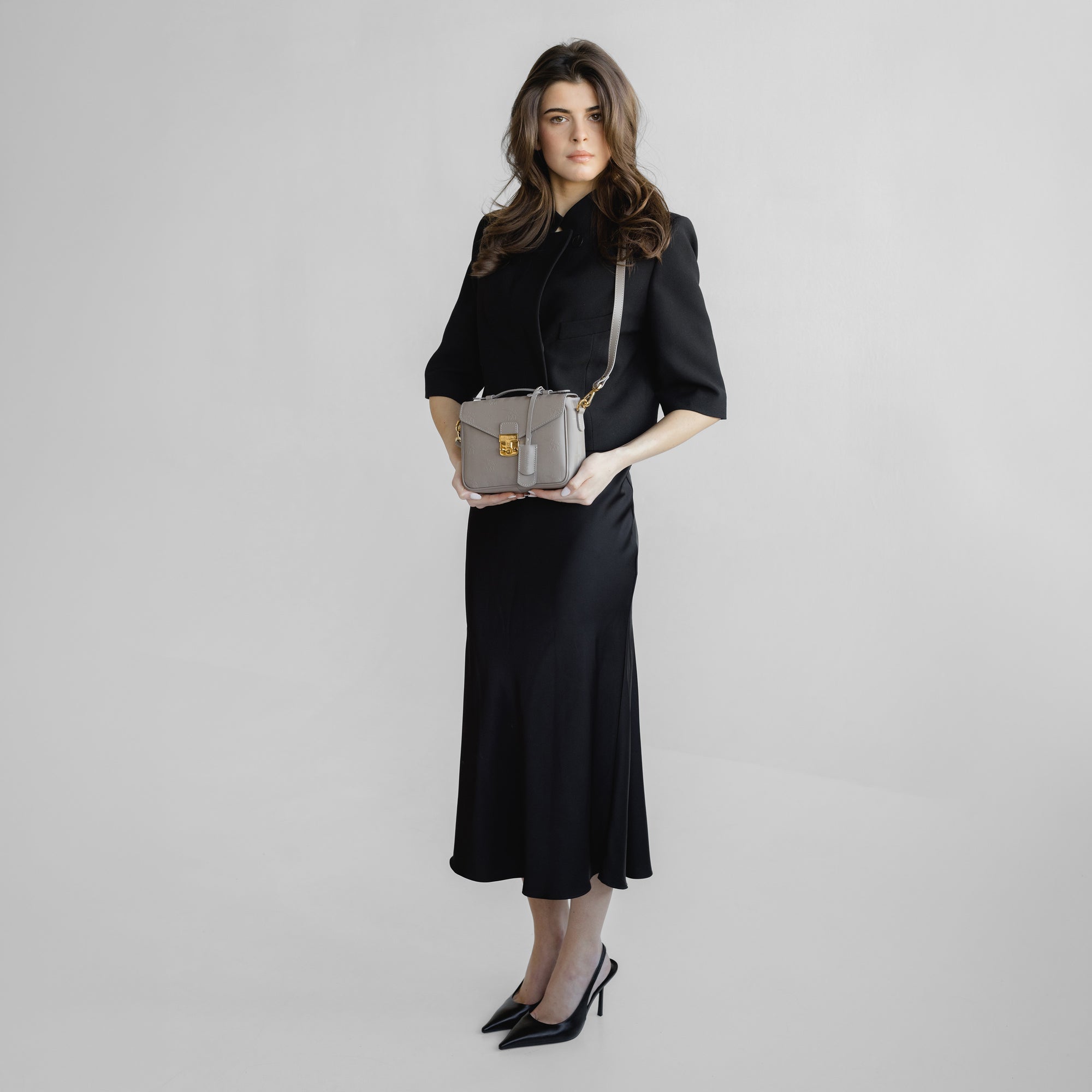 MEYRIN | Umhängetasche taupe grau/gold - full body 