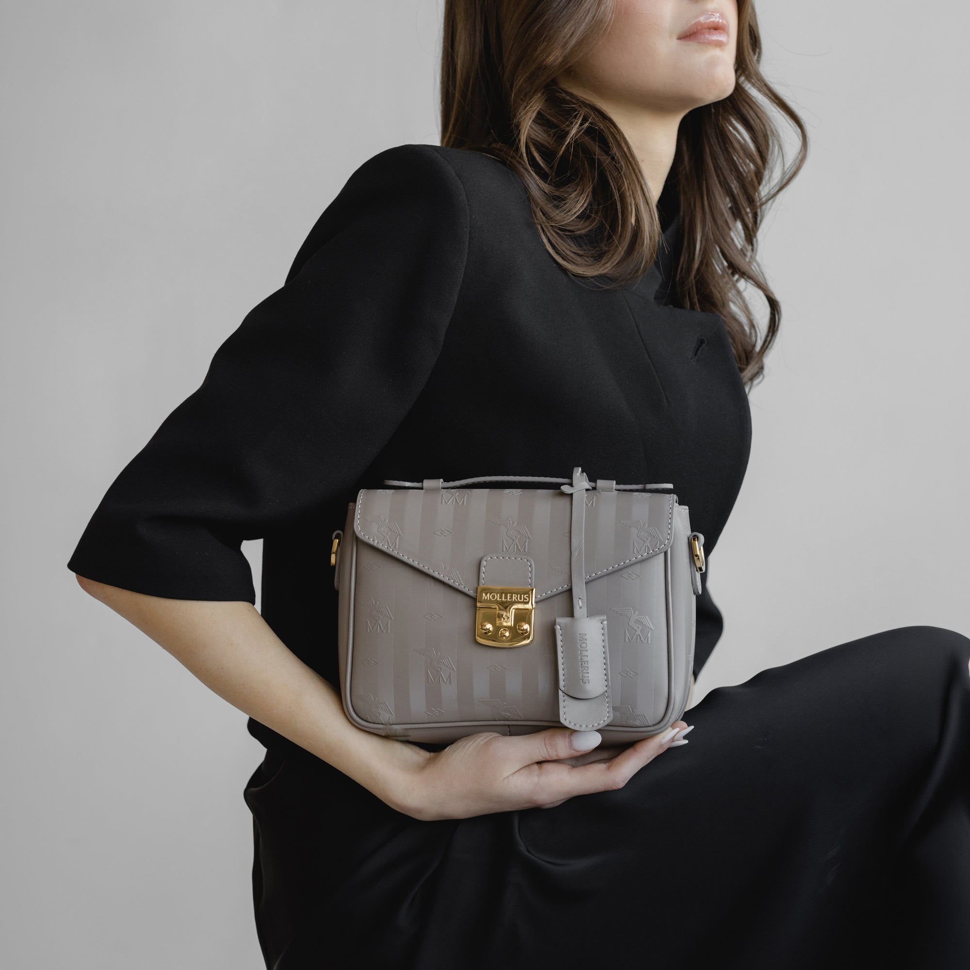 MEYRIN | Umhängetasche taupe grau/gold - detail