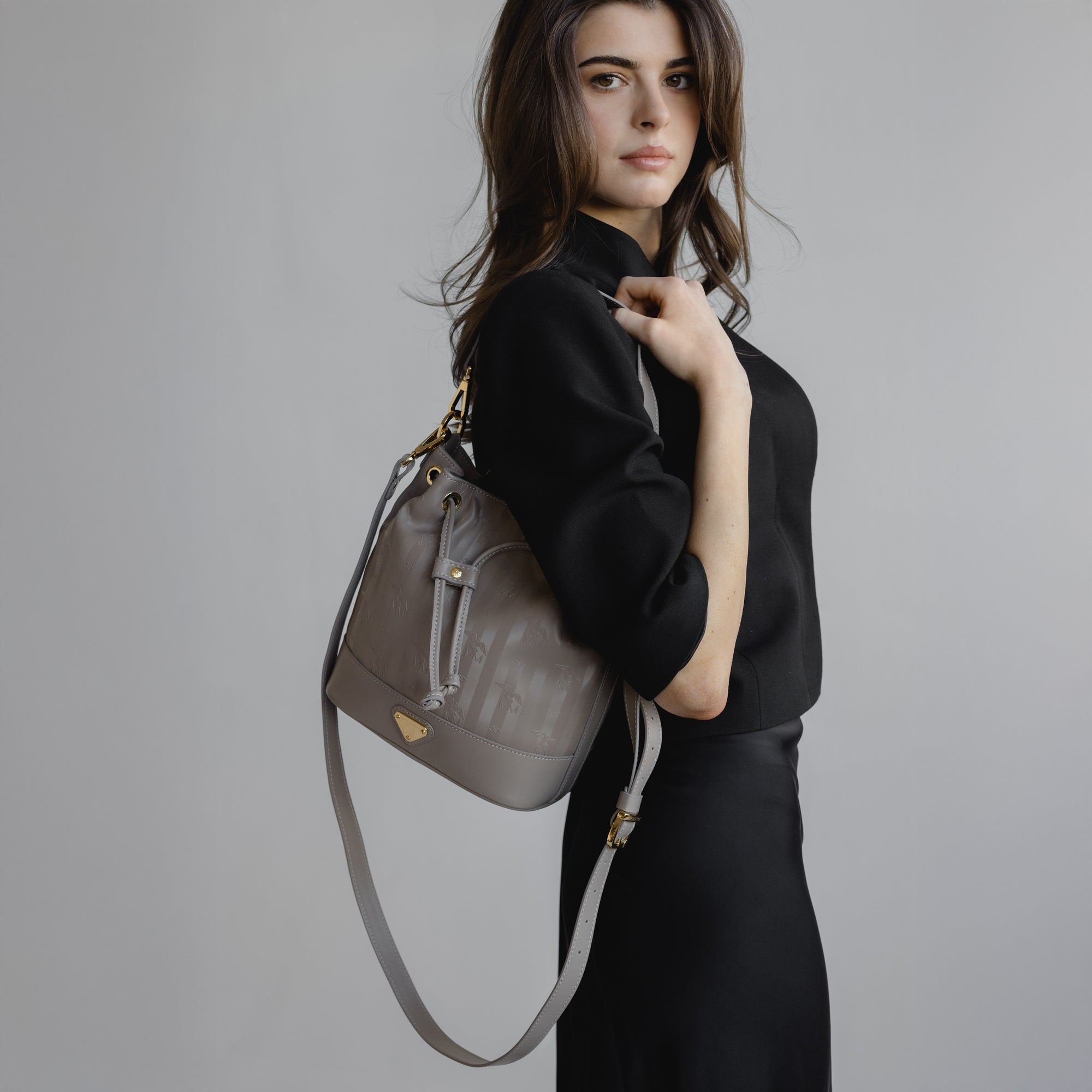 NIESEN | Beuteltasche taupe grau/gold - on body