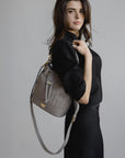 NIESEN | Beuteltasche taupe grau/gold - on body
