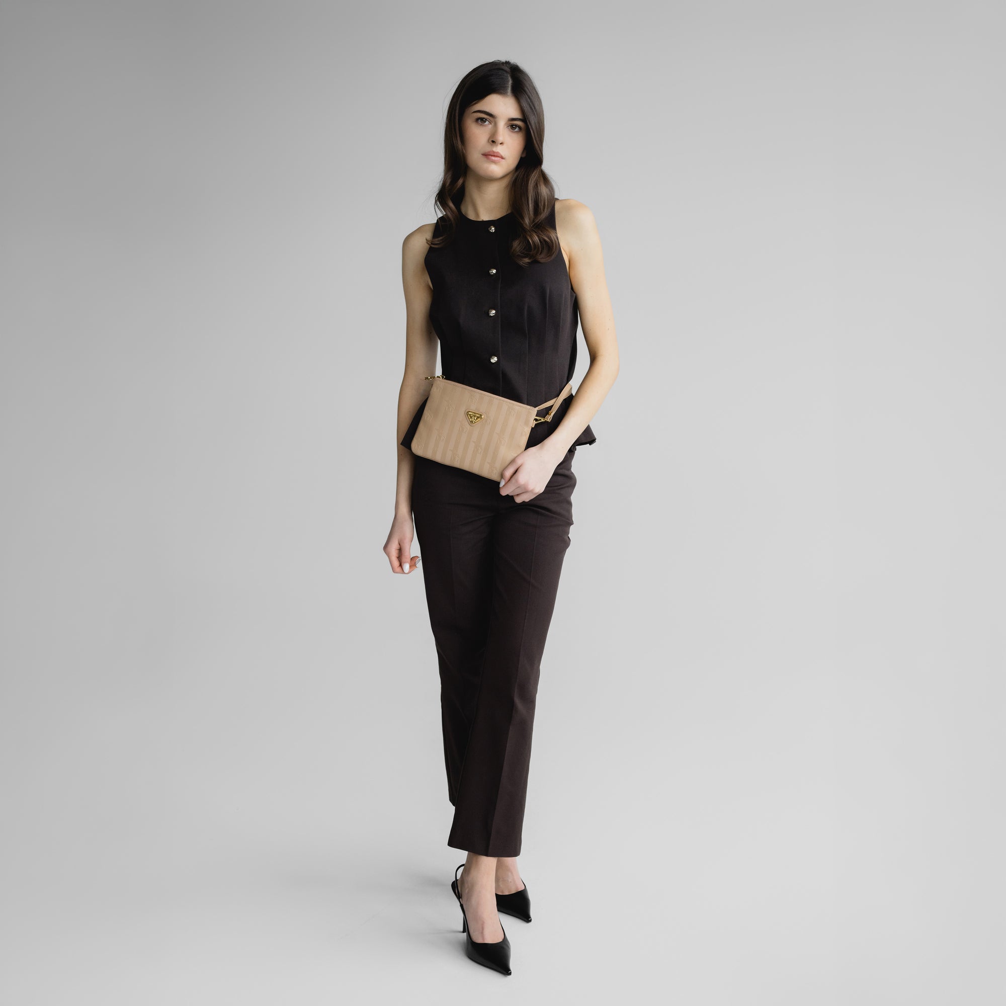 TAMINS | Umhängetasche cappuccino beige/gold - full body 