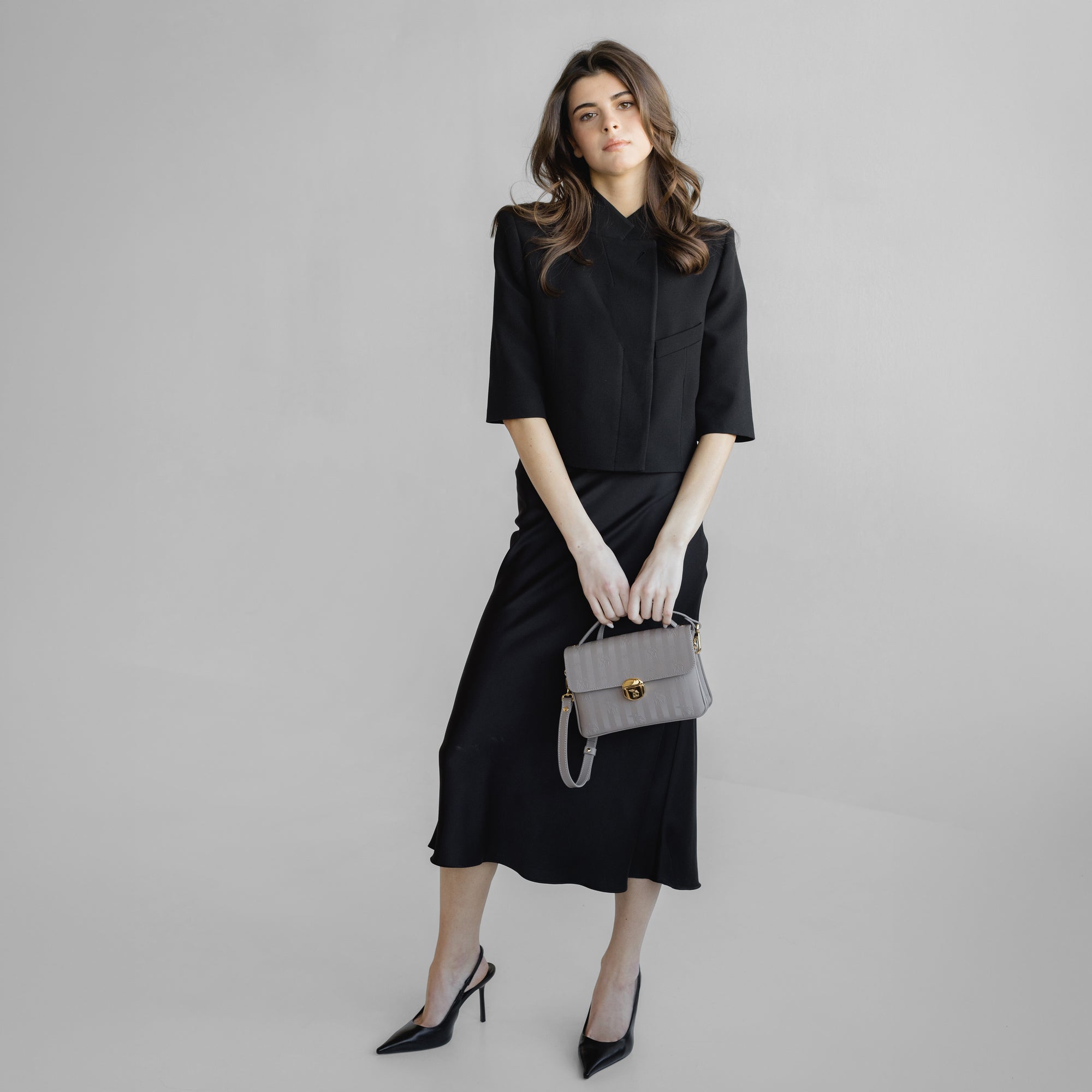 SIGNAU | Umhängetasche taupe grau/gold - full body