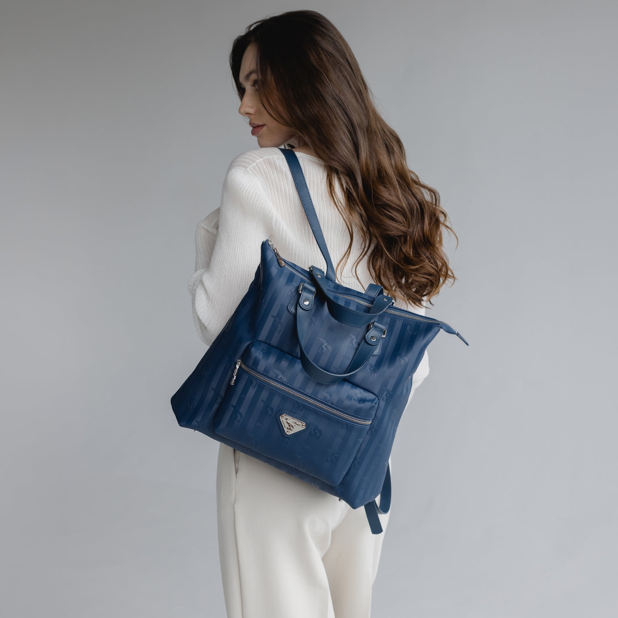 MANNO | Rucksack deep blau/silber - on body