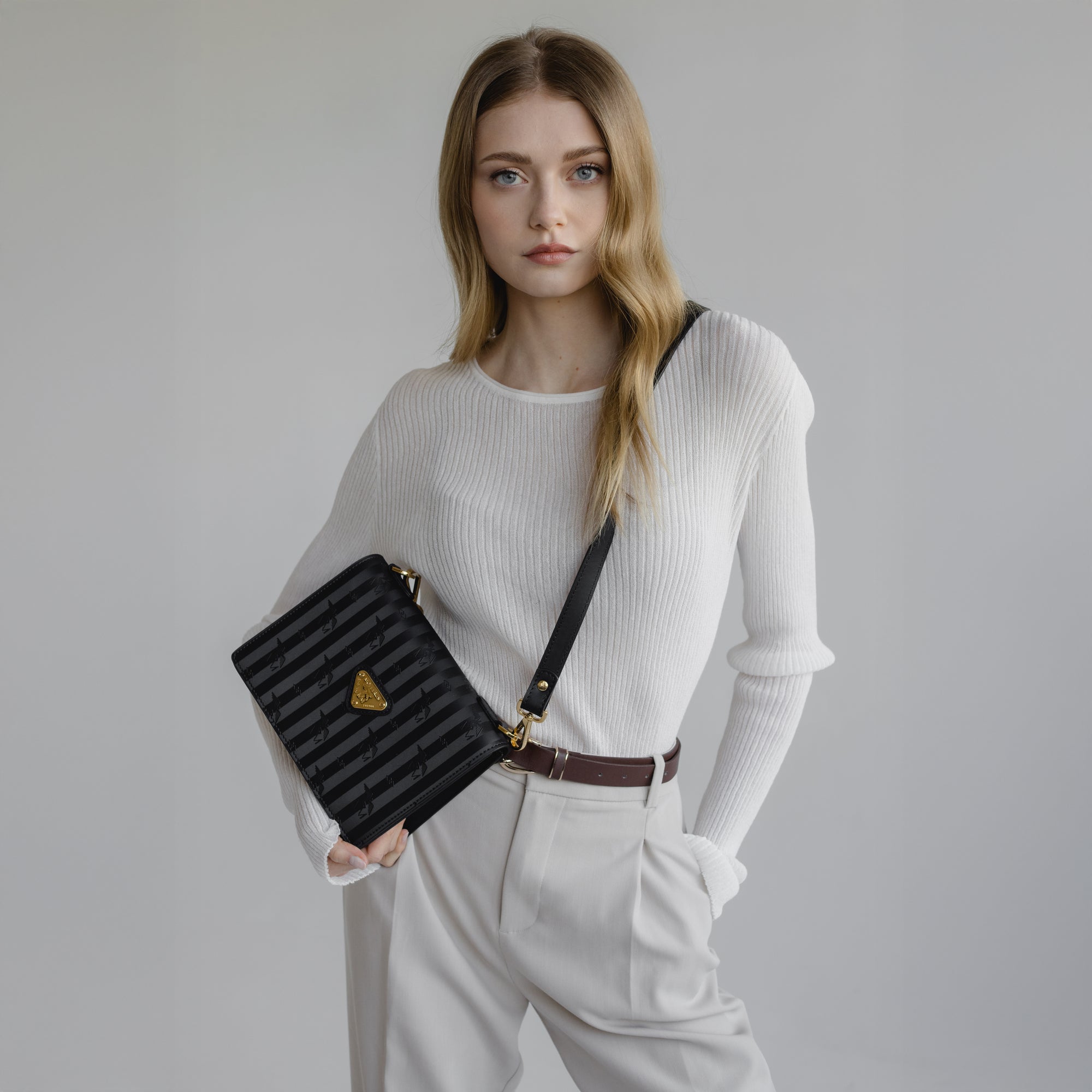 WIL | Umhängetasche classic schwarz/gold - on body