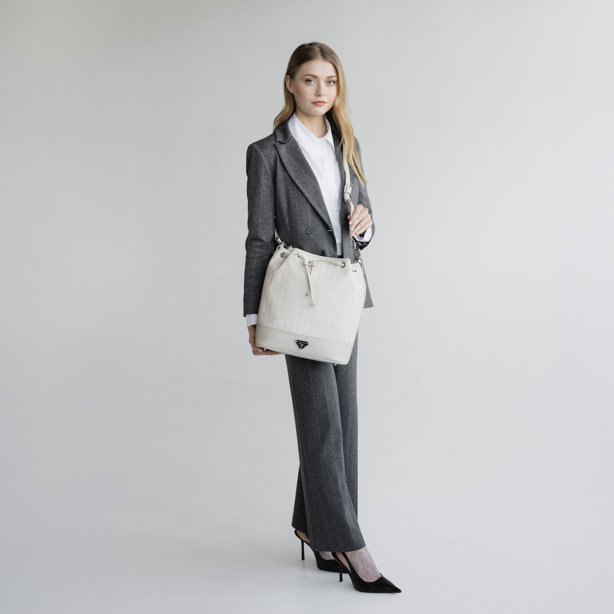 NIESEN | Beuteltasche pearl weiss/silber - full body 