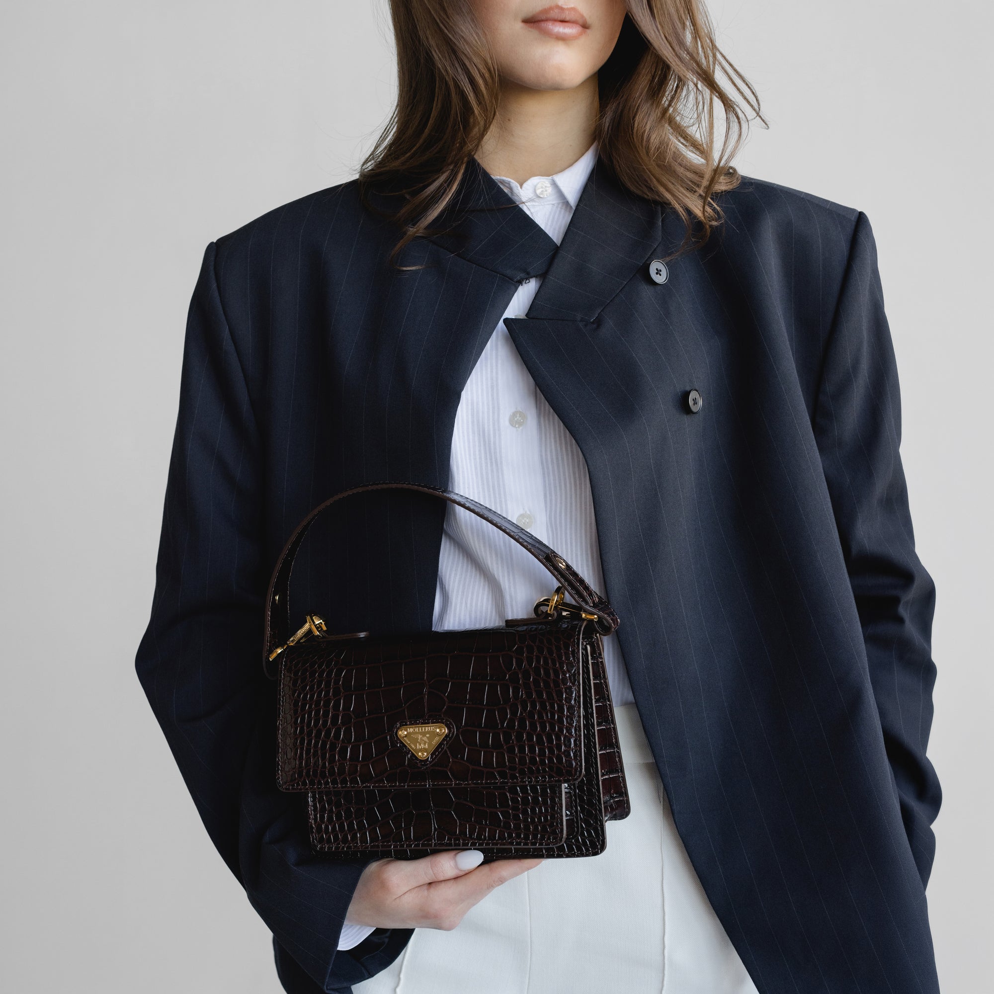 URSY | Umhängetasche Croco burgundy braun/gold – getragen