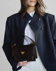 URSY | Umhängetasche Croco burgundy braun/gold – getragen