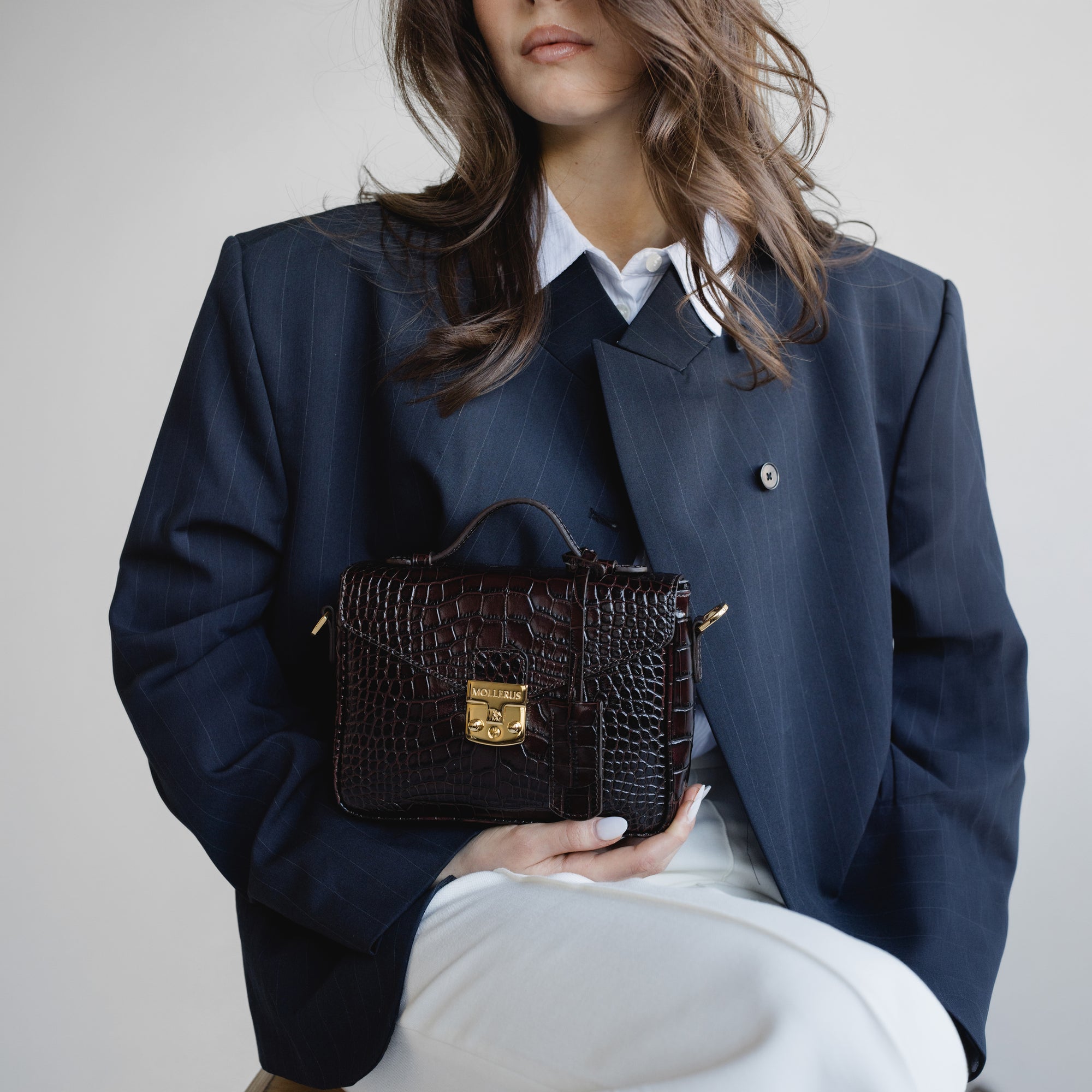 MEYRIN | Umhängetasche Croco burgundy braun/gold - getragen