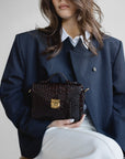 MEYRIN | Umhängetasche Croco burgundy braun/gold - getragen