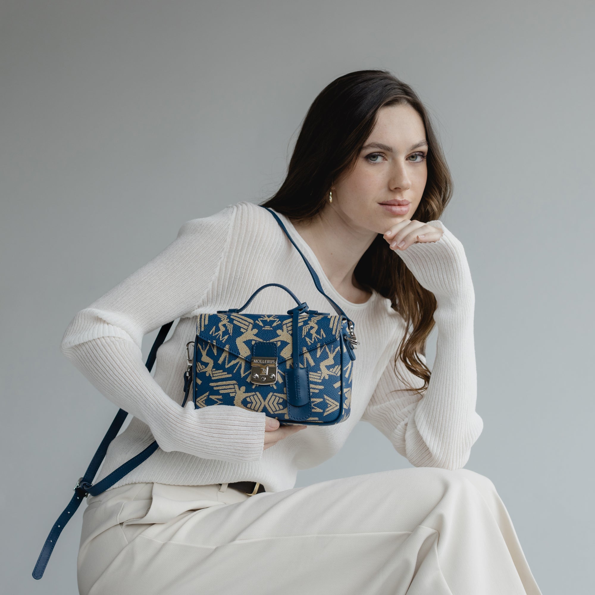 MEYRIN | Umhängetasche Maze cappuccino deep blau/silber - on body