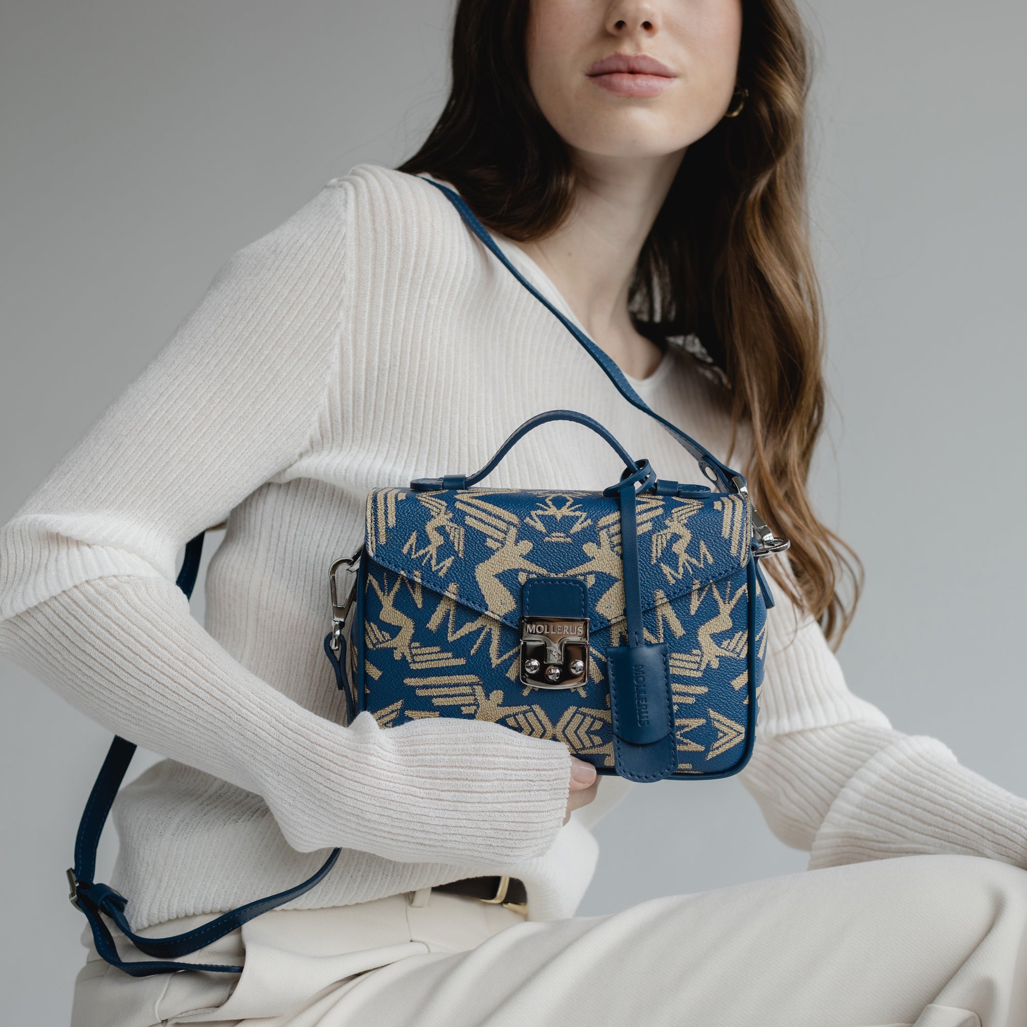 MEYRIN | Umhängetasche Maze cappuccino deep blau/silber - detail